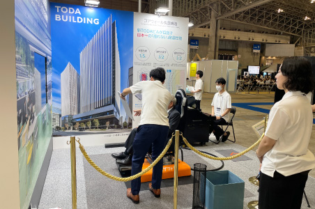 展示スペース内で体験と技術紹介