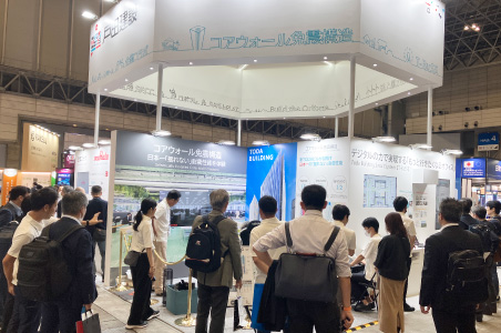 高い注目度で人だかりになっている様子